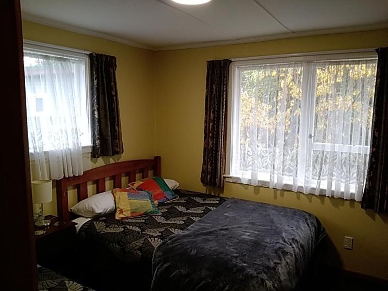 Accommodation Fiordland -The Three Bedroom House At 226A Milford Road テアナウ エクステリア 写真