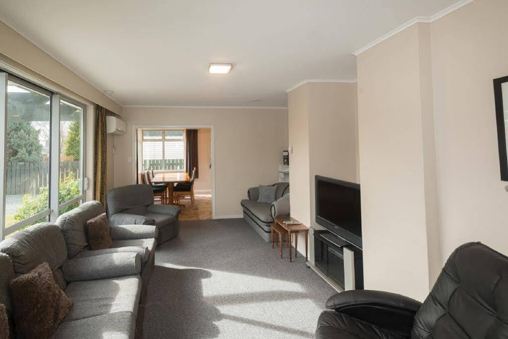 Accommodation Fiordland -The Three Bedroom House At 226A Milford Road テアナウ エクステリア 写真
